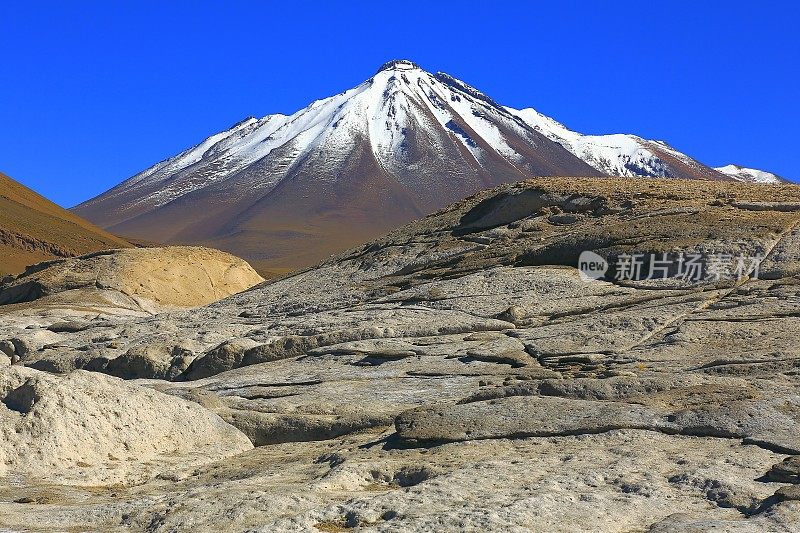 Salar de Talar和Miniques白雪皑皑的火山- Piedras rojas(红色的石头)岩石形成在日出和田园般的阿塔卡马沙漠，火山景观全景-圣佩德罗阿塔卡马，智利，Bolívia和阿根廷边境